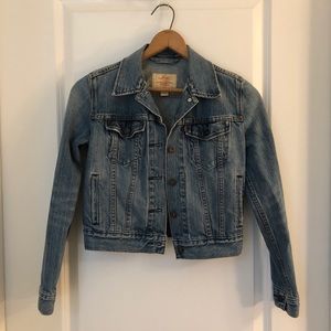 XS Levi’s Cropped Denim Trucker Jacket